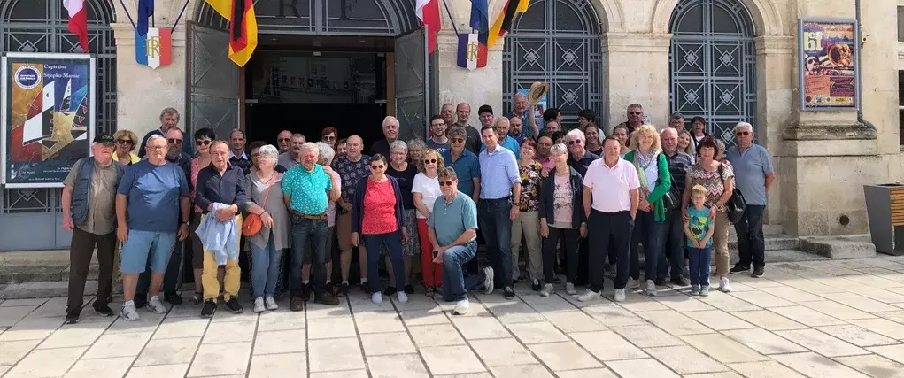 Die deutsch-französischen Freunde vor dem Rathaus in Le Blanc.